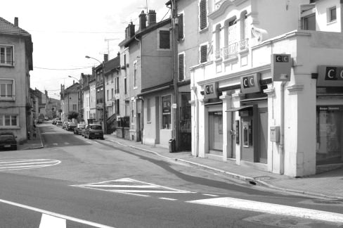 Carrefour de l'avenue du Général de Gaulle et des Jardins-Fleuris en 2009 (photographie noir et blanc : Jean-Luc Gouret)